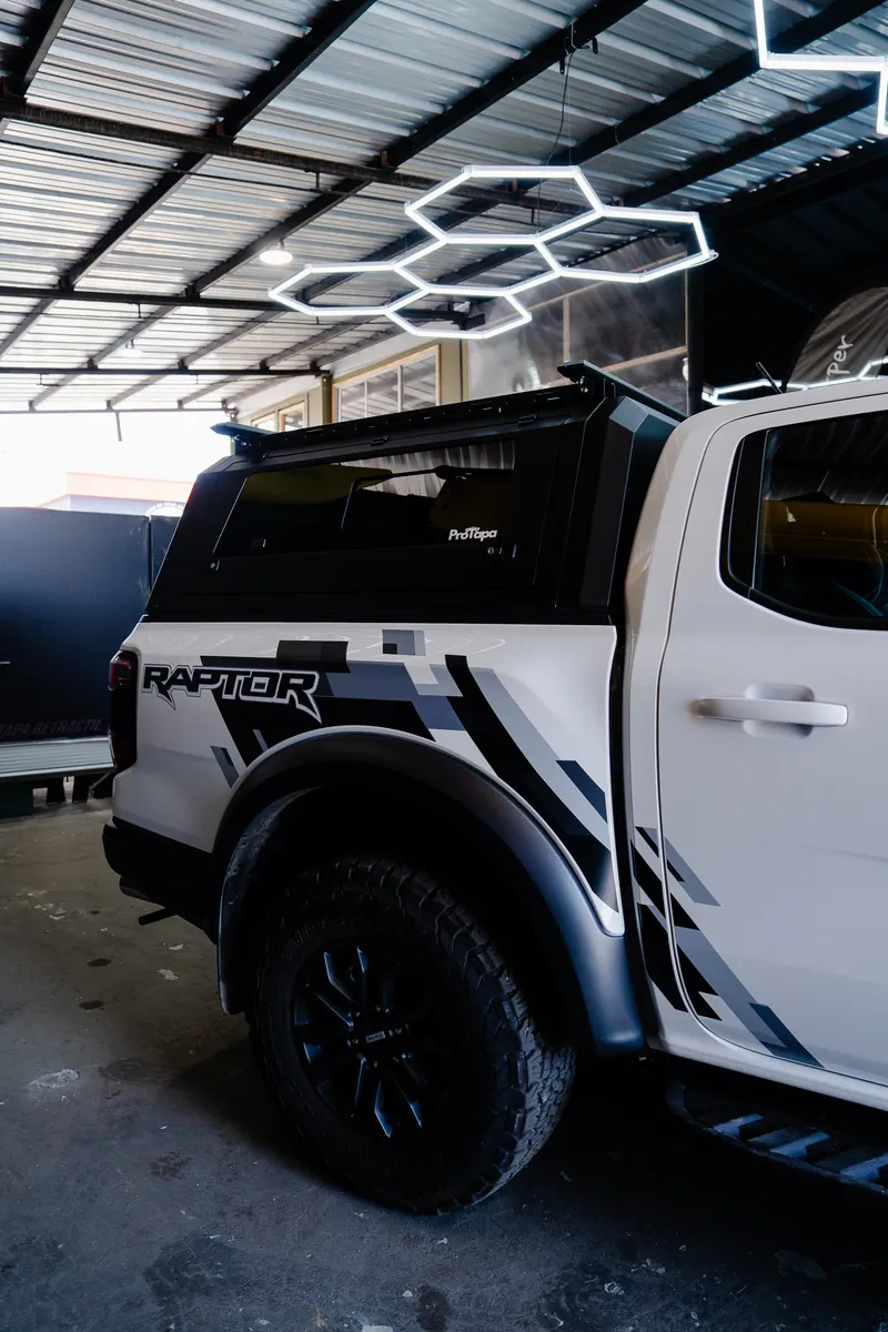 Detalles de una cúpula instalada en una pickup