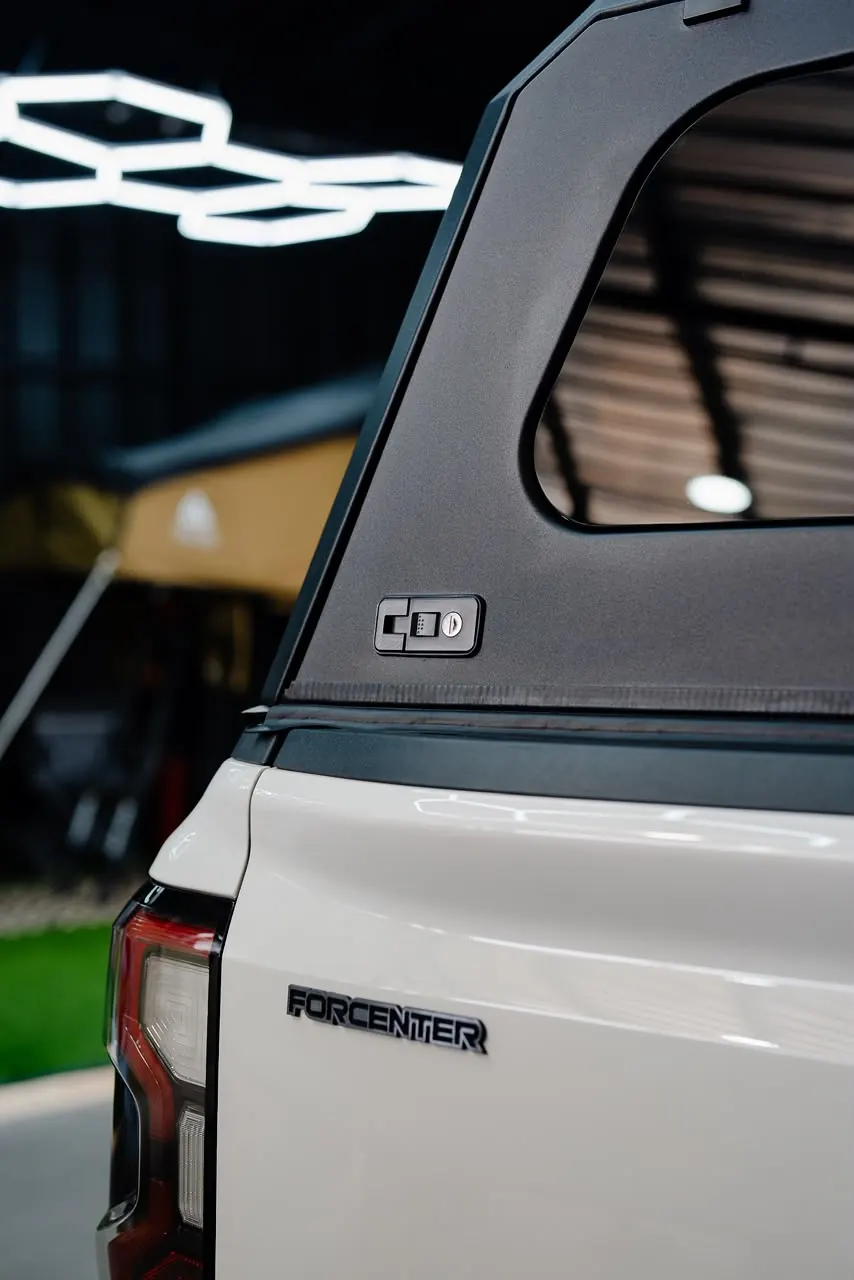 Detalle trasero de cúpula instalada en una pickup