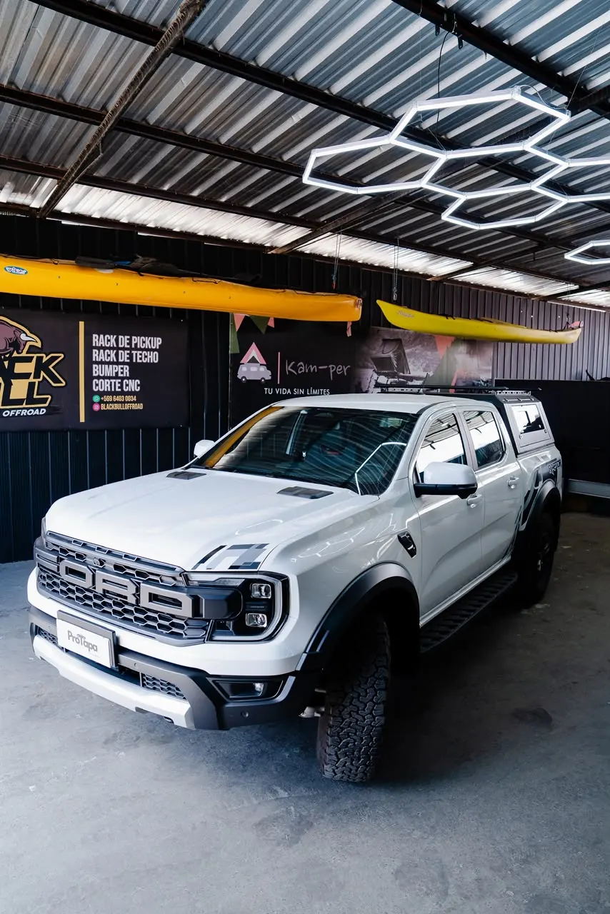 Camioneta blanca equipada en el taller ProTapa