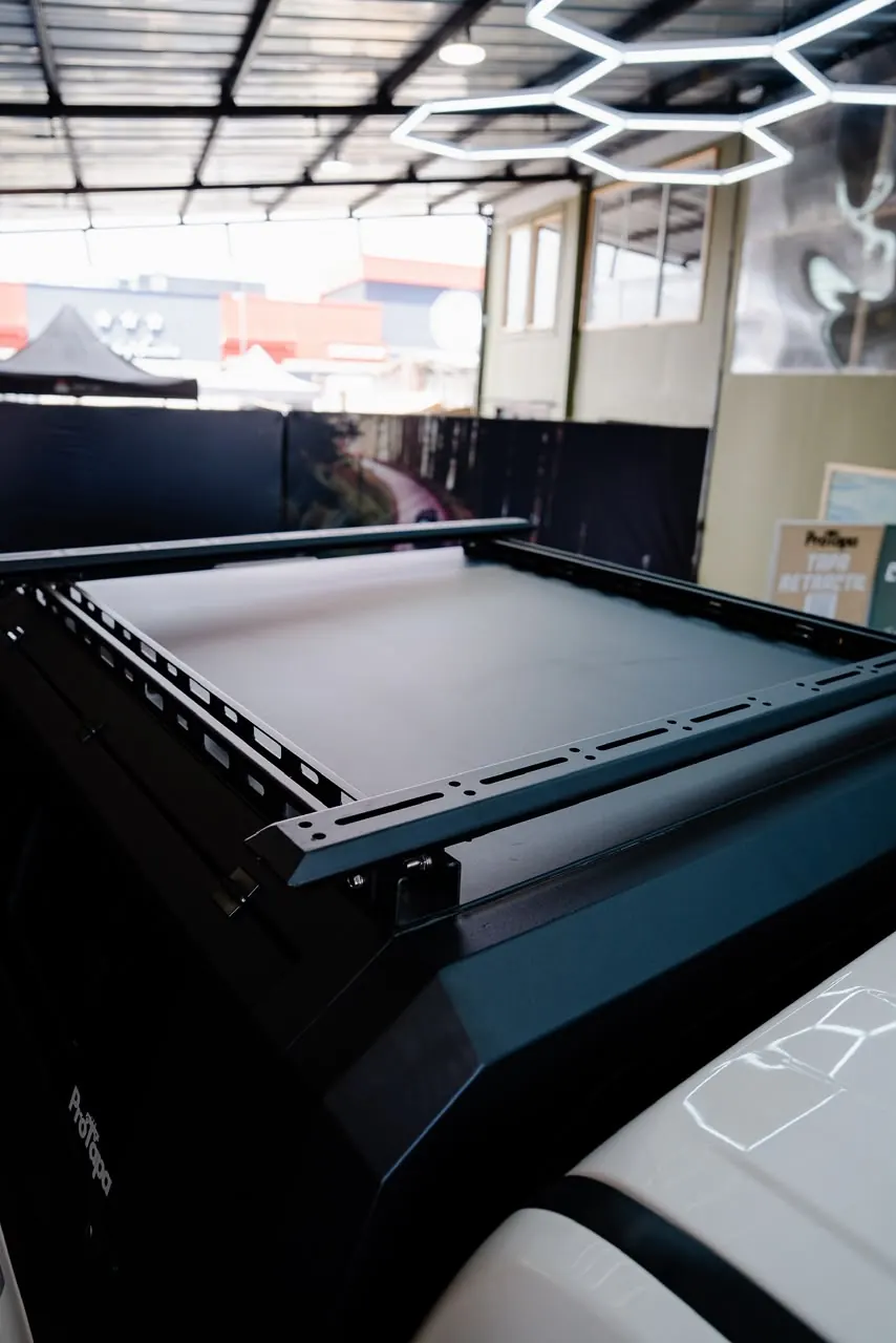 Tapa de caja instalada en una camioneta en el taller